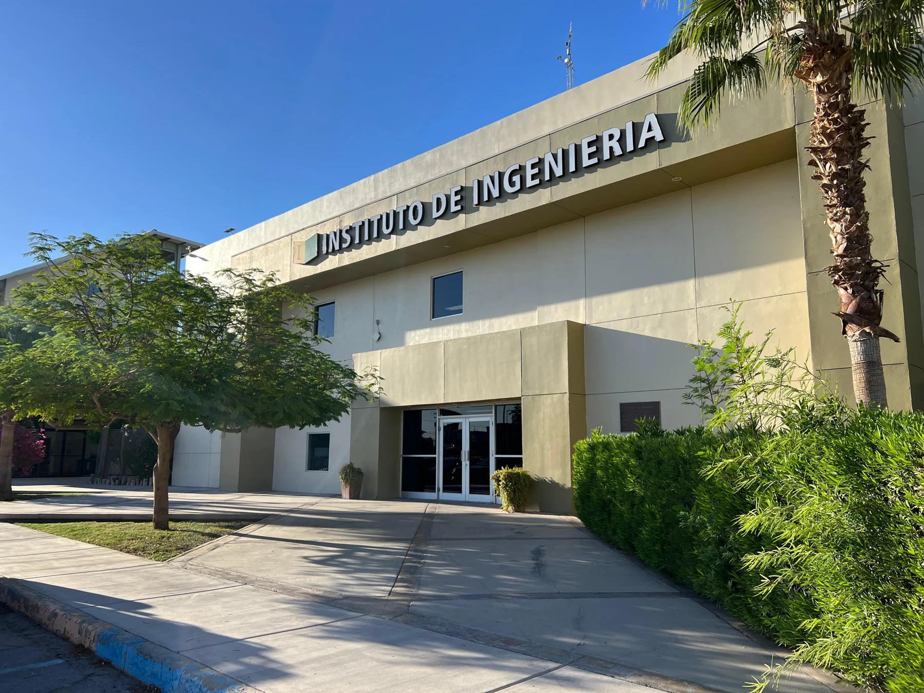 Fachada y entrada del Instituto de Ingeniería